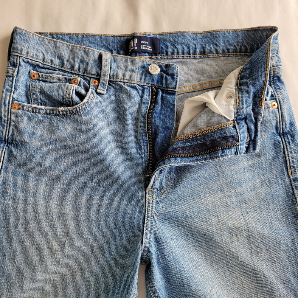 GAP Women’s Straight-Leg Jeans – Size 10 / 30R (Light Wash) - Picture 4 of 9